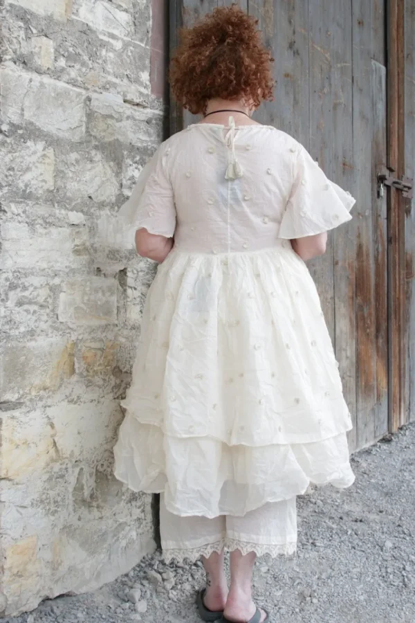 Kleider*Ewa i Walla Kleid 55800 EKANTA in creme mit PomPoms - Organza & Hardvoile aus reiner Baumwolle