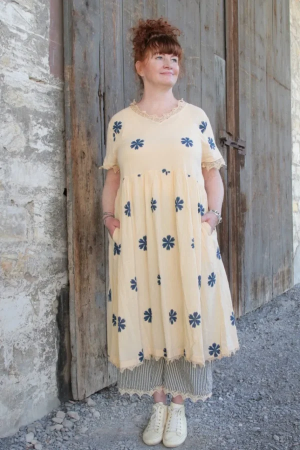 Kleider*Ewa i Walla Kleid 55846 SOLBRITT in creme mit Flowerprint (blue flower) - Baumwolle aus groben Gewebe