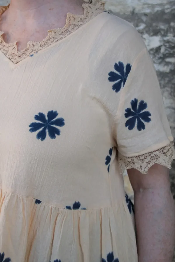 Kleider*Ewa i Walla Kleid 55846 SOLBRITT in creme mit Flowerprint (blue flower) - Baumwolle aus groben Gewebe